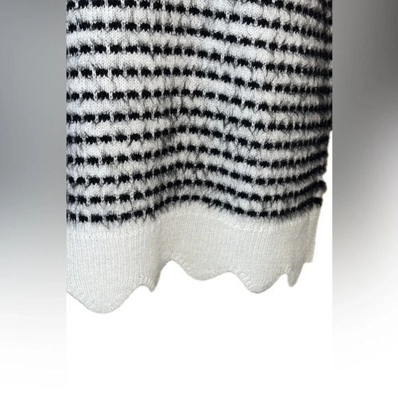 Elle black and white fuzzy sweater large - Picture 5 of 9